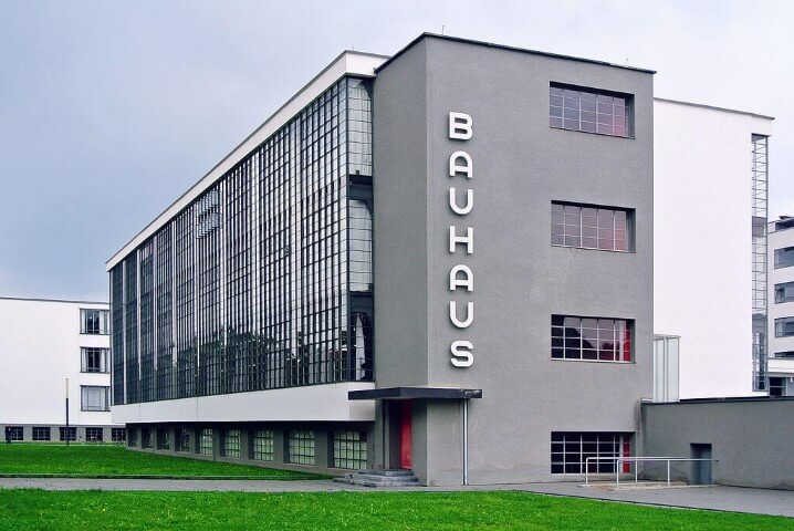 *Staatliche Bauhaus (1919), de W. Gropius, la escuela de arquitectura y diseño más importante en la historia de la arquitectura moderna.*
