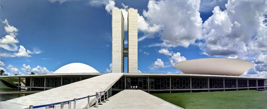 *Congresso Nacional do Brasil (1958-1960), por Oscar Niemeyer, en Brasilia*