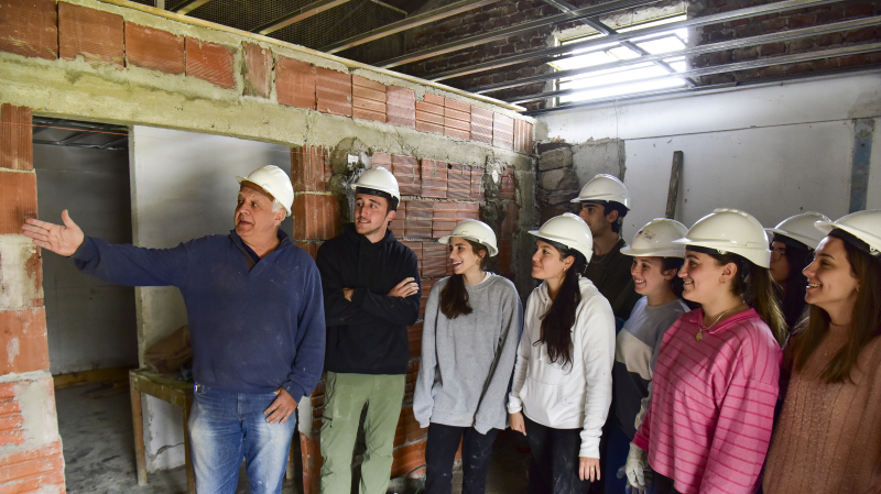 Arq. Ricardo Romero, docente de la Facultad de Arquitectura, con un grupo de estudiantes realizando actividades de extensi&oacute;n.