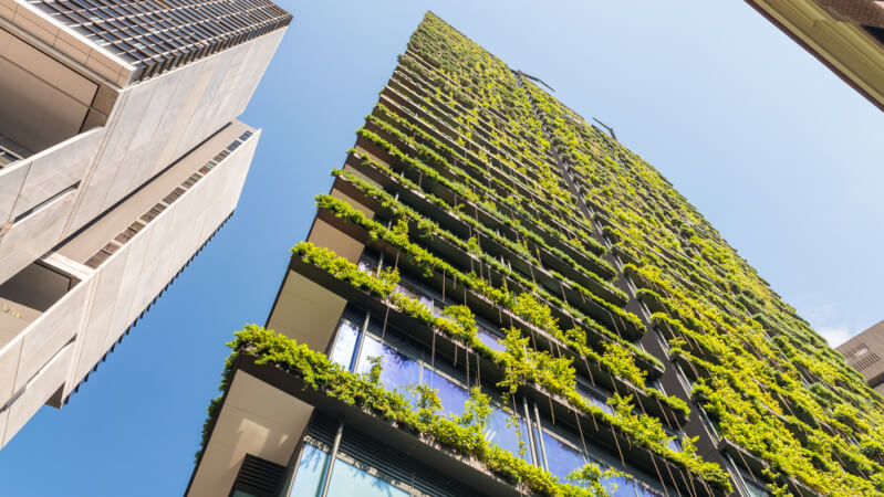 Edificio con diseño biolclimático de arquitectura sostenible.