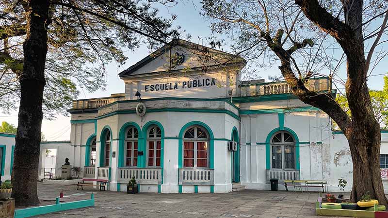 Fachada de una escuela pública uruguaya