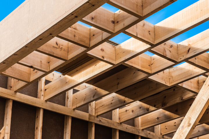 Arquitectura en madera y desarrollo sostenible en negocios inmobiliarios.