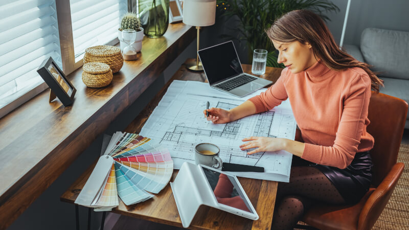 Diseñadora de interiores trabajando en interiorismo.