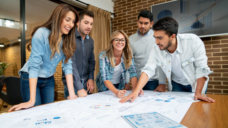 Interioristas trabajando en un proyecto de diseño de interiores.