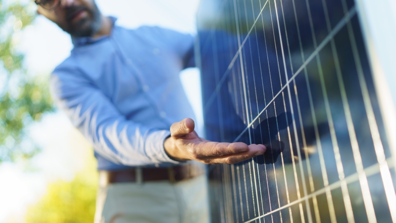 Arquitecto explicando cómo funciona un panel solar y cómo funciona la energía solar fotovoltaica.