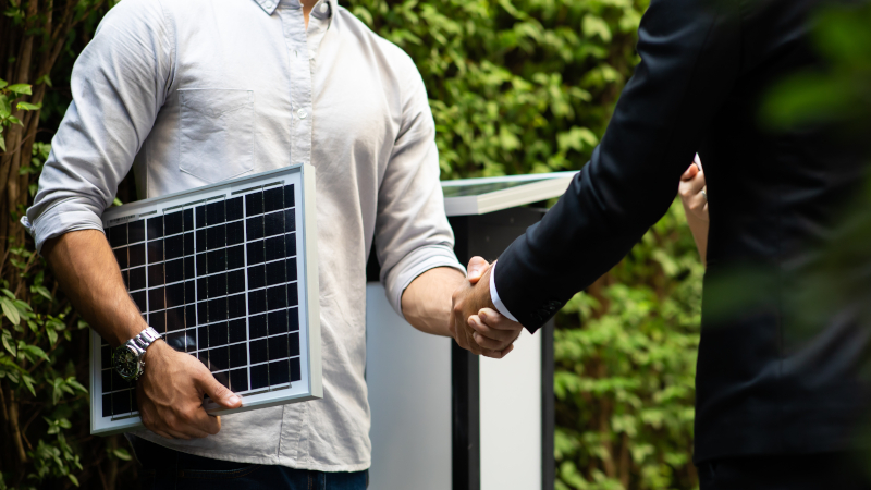 Redes profesionales de trabajo con energía solar fotovolotaica.