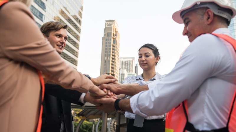 Arquitectos y equipo de trabajo en obra de construcción.