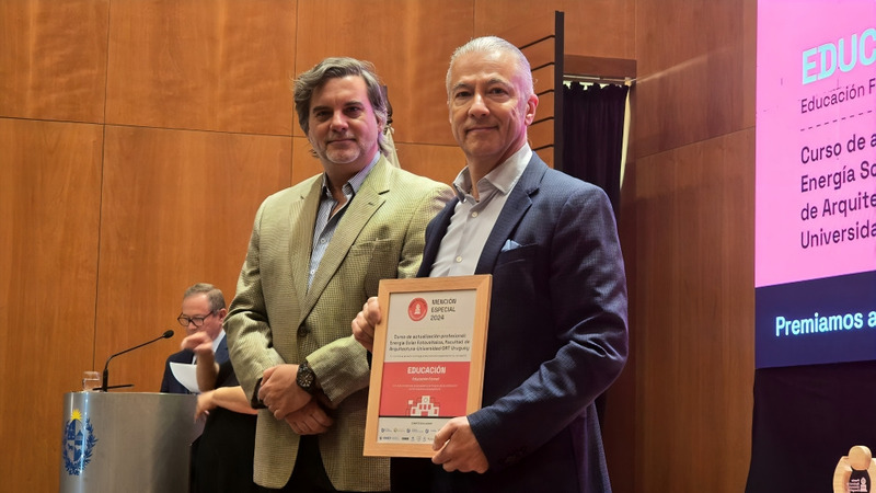 Arquitecto Gastón Boero recibiendo el reconocimiento del Premio Nacional de Eficiencia Energética 2024 en la ceremonia..