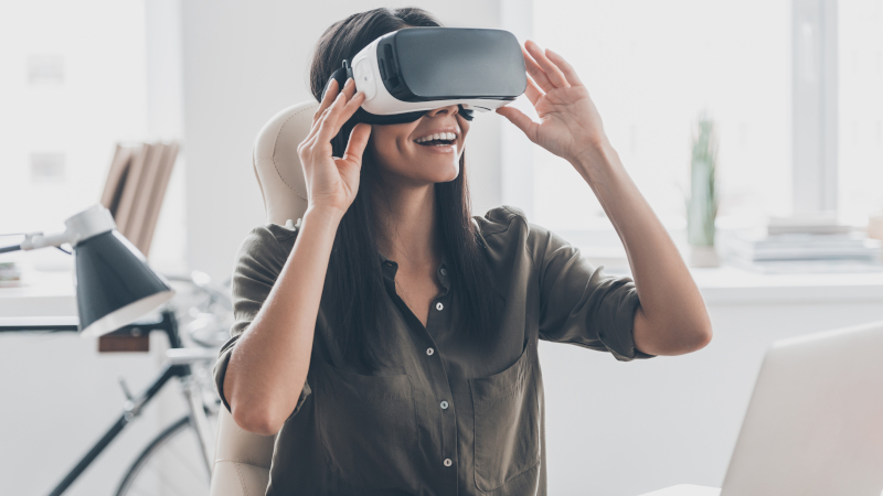 Mujer con lentes de realidad virtual en proyectos de gemelos digitales en arquitectura.