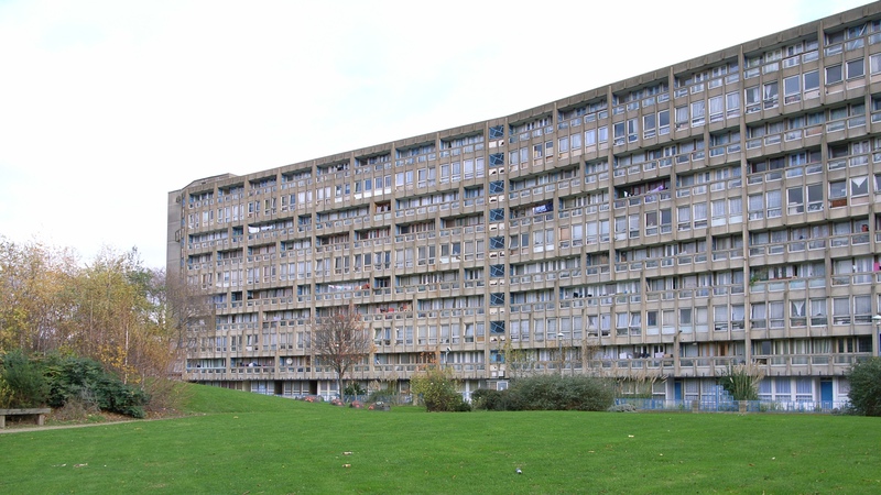*Complejo Robin Hood Gardens, en Londres (Reino Unido), por Alison y Peter Smithson / Crédito de imagen: stevecadman / Vía: Wikimedia Commons*