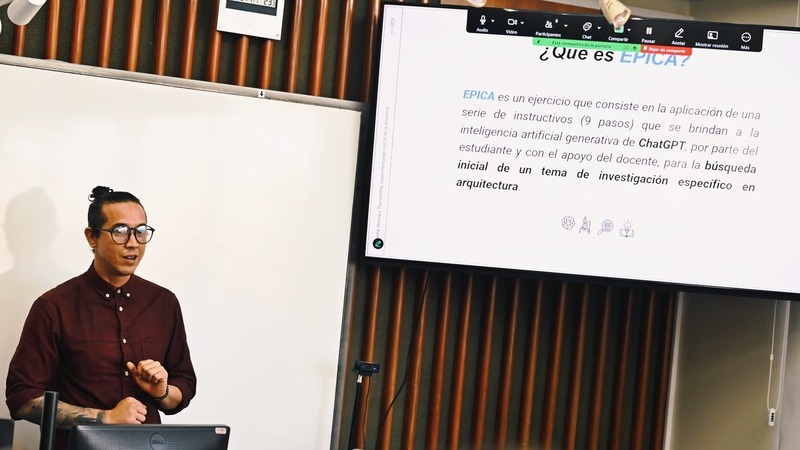 *Téc. Fernando Pino en la presentación de EPICA en el taller “Explora, Innova y Transforma: IA en la Docencia” en la Facultad de Administración y Ciencias Sociales de ORT.*