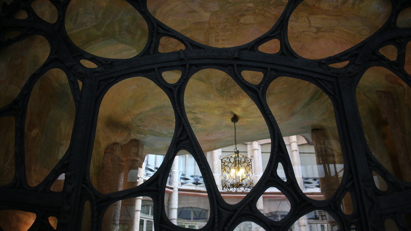 *Interior de la Casa Mila, de Antoni Gaudí*