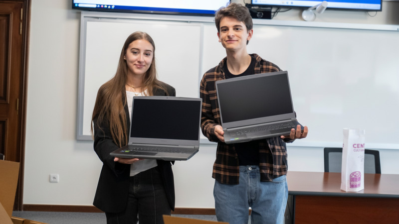 Tagliaferro y Zeballos, ganadores del concurso Cowork Jóvenes Emprendedores, recibieron sus premios