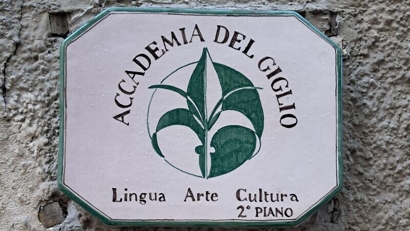 Escudo de la Accademia del Giglio en Florencia, Italia.
