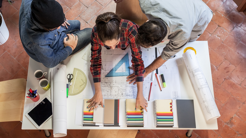 Arquitectos trabajando en proyecto para concursar en concurso de arquitectura.