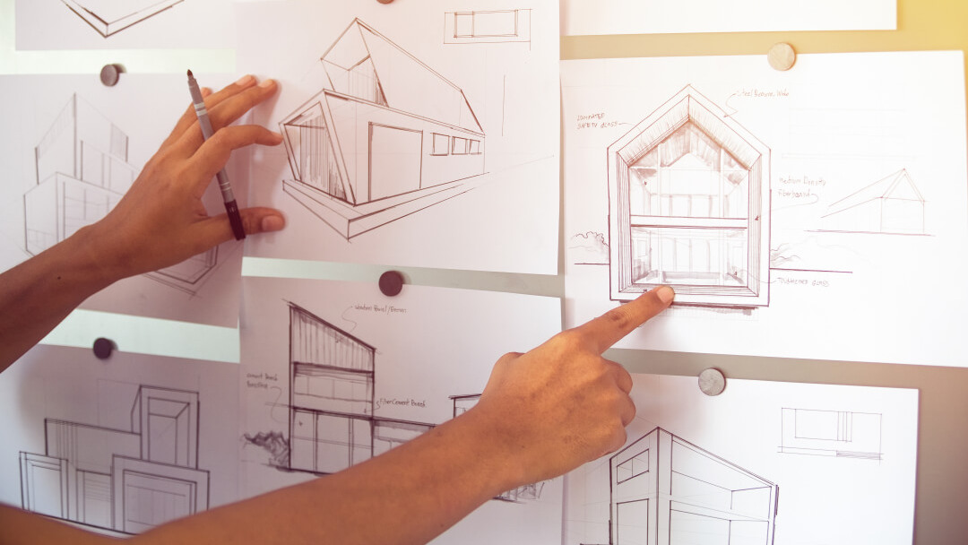 Joven trabajando en dise&ntilde;o para competir en concurso de arquitectura,