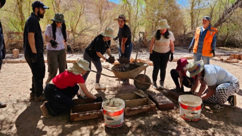 *Taller pr&aacute;ctico de t&eacute;cnicas constructivas en tierra realizado en Catarpe (San Pedro de Atacama) como parte del proyecto ABP /  Anales de Investigaci&oacute;n en Arquitectura | Vol. 16 No.1 enero - junio 2026*