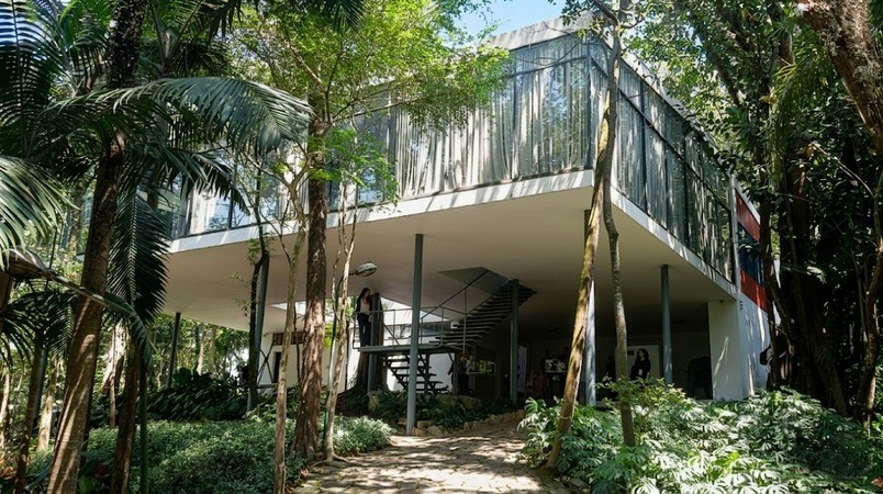 *Vista exterior de la Casa de Vidrio, de Lina Bo Bardi, en San Pablo (Brasil), 1949/51.*