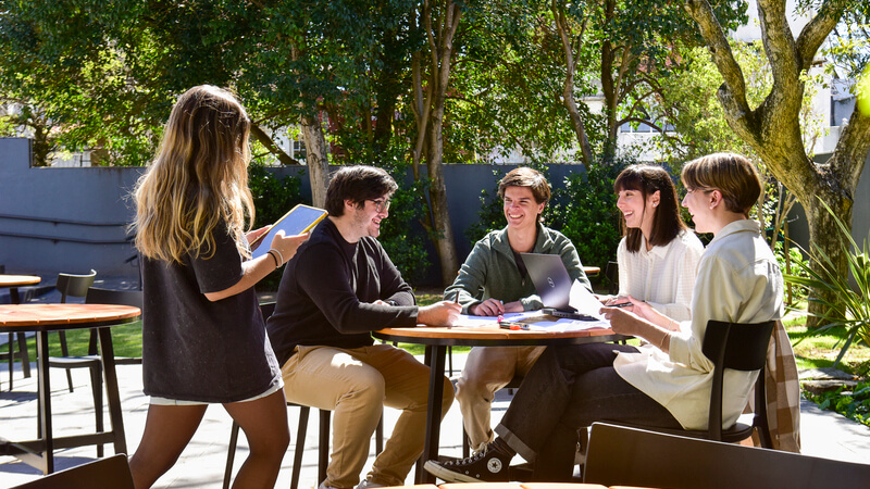 Estudiantes preuniversitarios en el patio de la Facultad de Arquitectura de ORT.