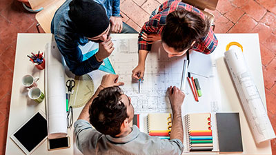 Jóvenes estudiantes de la carrera de Arquitectura.