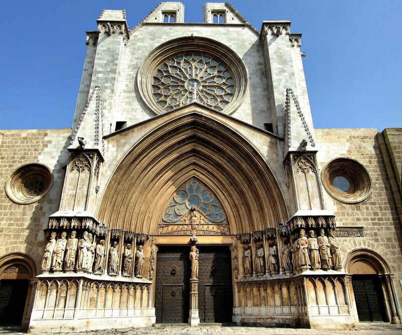 *Vista frontal de la Catedral de Santa Maria (Tarragona, España), con arco apuntado / Crédito: . SantiMB . / Wikimedia Commons / CC BY-SA 3.0*