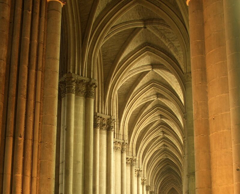 *Bóvedas de crucería en el interior de la Catedral de Reims, en Francia / Crédito: Josep Renalias / Wikimedia Commons / CC BY-SA 3.0*