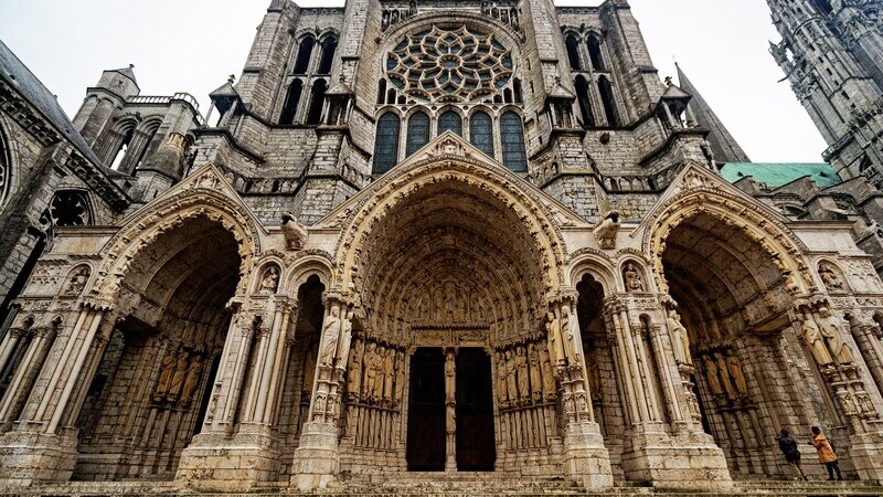 *Puerta norte de la Catedral de Chartes, Francia / Crédito: Txllxt TxllxT / Wikimedia Commons / CC BY-SA 4.0*