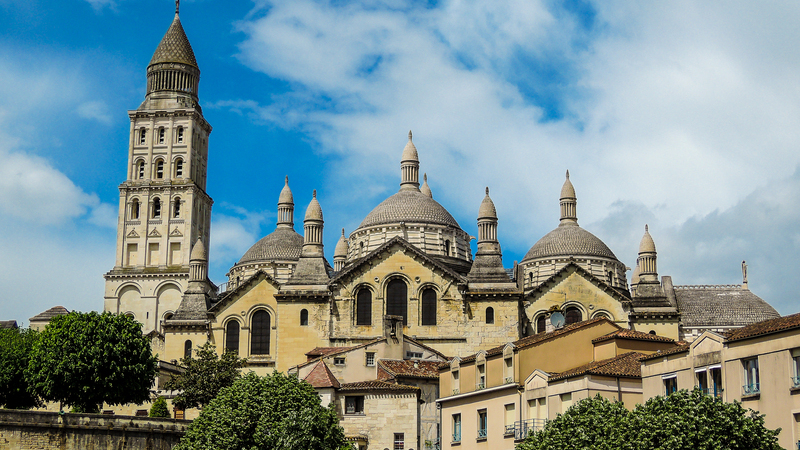 *Vista frontal de la Cathédrale Saint-Front de Périgueux, Francia / Crédito: Yiannis Vacondios / Wikimedia Commons / CC BY-SA 3.0*