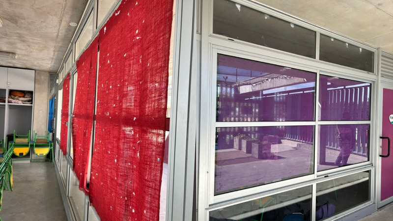 *Escuela primaria uruguaya con ventanas hacia un espacio exterior usadas para exhibir trabajos estudiantiles / Review of Education, 2026*