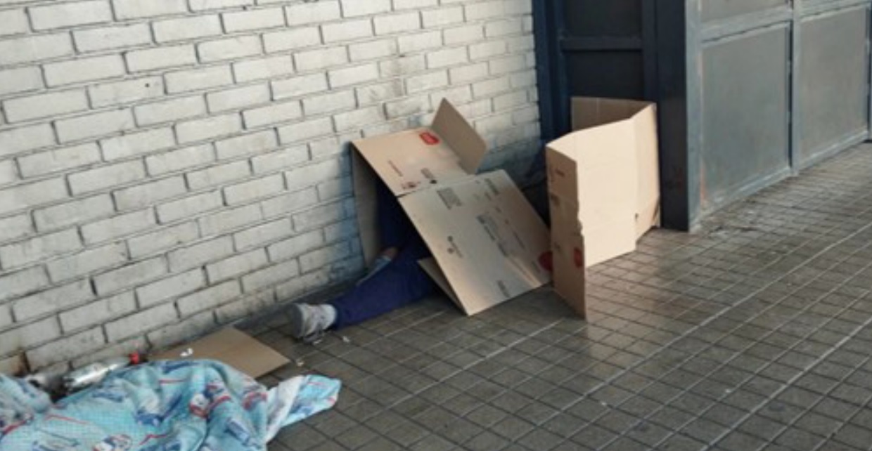 *&ldquo;Homeless&rdquo; en Santiago de Chile. Salida Estaci&oacute;n metro Pajaritos, L&iacute;nea 1. noviembre 2024 Fuente: Elaboraci&oacute;n propia (autores del paper) / Anales de Investigaci&oacute;n en Arquitectura | Vol. 15 N.&ordm; 1, enero-junio de 2025*