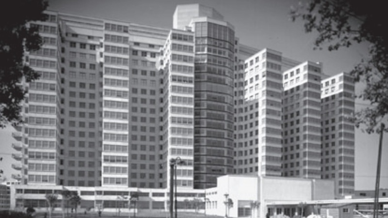 Fotograf&iacute;a en blanco y negro del Hospital de Cl&iacute;nicas, parte del proyecto La aldea feliz. Episodios de la modernizaci&oacute;n en Uruguay, presentado por Uruguay en la Bienal de Arquitectura de Venecia de 2014.
