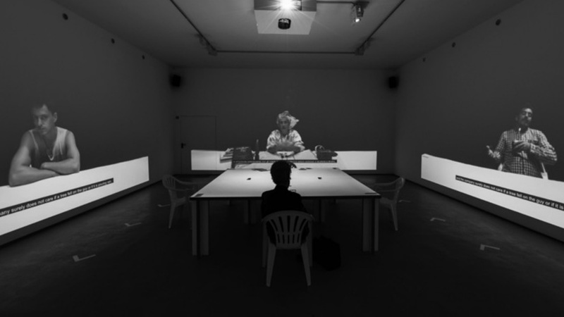 Fotograf&iacute;a de una mesa y una persona, tomada del cat&aacute;logo de Pr&oacute;ximamante. Visiones desde el territorio m&iacute;nimo, proyecto de Uruguay en la Bienal de Arquitectura de Venecia de 2021.