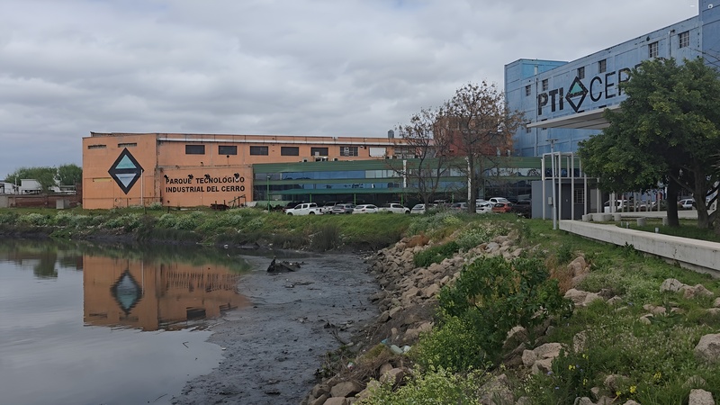 *Acceso al Parque Tecnol&oacute;gico Industrial y Cient&iacute;fico del Cerro de Montevideo, sobre la cuenca del arroyo Pantanoso*