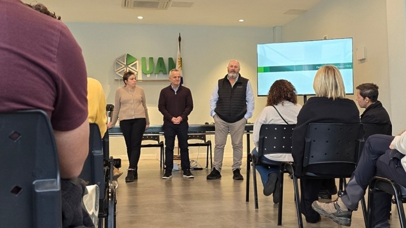 *Ing. Cecilia L&oacute;pez, Jos&eacute; Saavedra (presidente de la UAM) e Ing. Agr. Alfredo P&eacute;rez*
